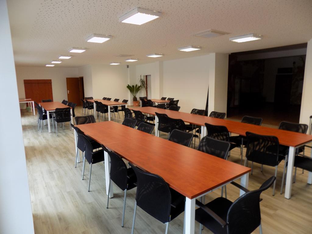 Отель Sporthotel Hostivice Гостивице