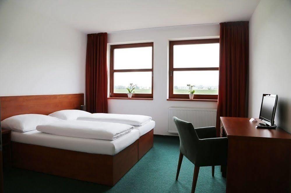 Sporthotel Hostivice Отель Гостивице